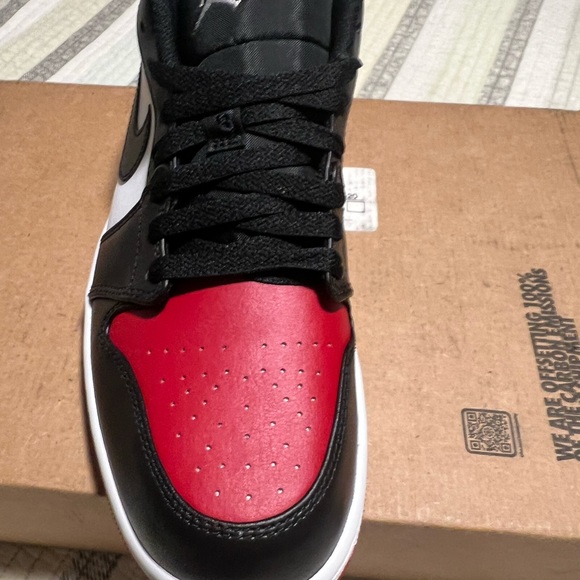 Size 10 - Jordan 1 Low Bred Toe 2021 - Picture 13 of 16